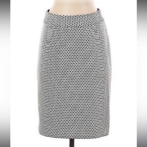 Banana Republic Black and White Textured Pencil Skirt Size 4 Petite (4P)